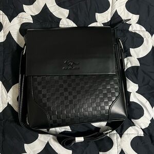 kangaROOS Black Leather Messenger Bag